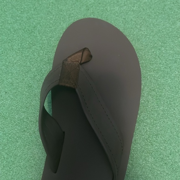 Vineyard Vines Contoured Leather Flip Flops - Picture 5 of 5